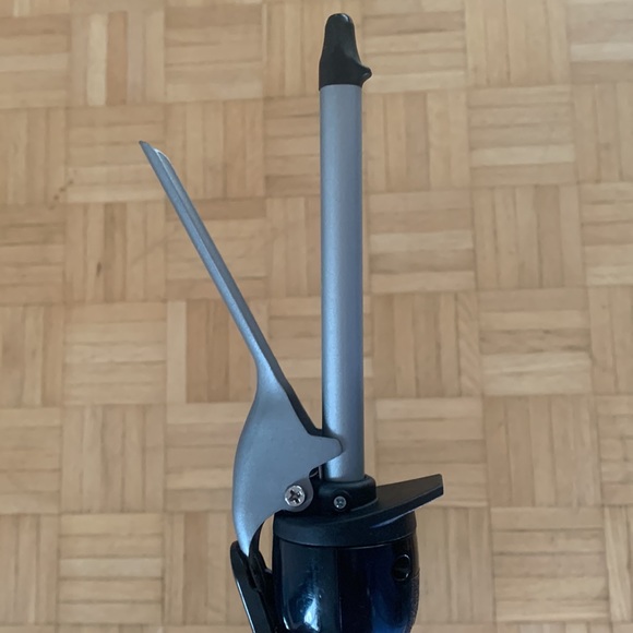 1/2 inch Curling Iron (Revlon) - Picture 2 of 7